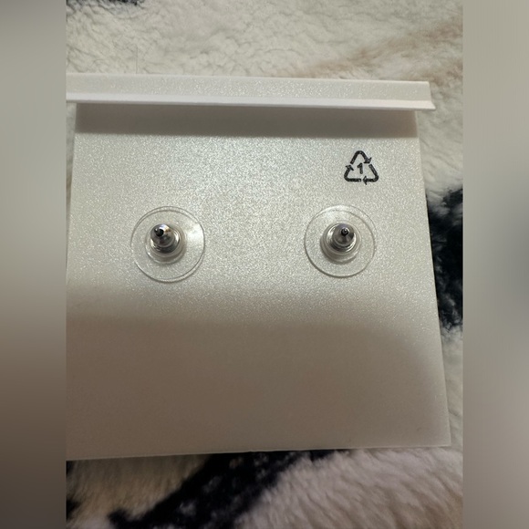 Karl Lagerfeld Silver Tone White & Black Enamel Choupette Stud Earrings NIP - Picture 3 of 4